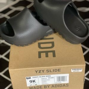 Yeezy Slides Kids size 9k